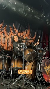 🥁GUESS THE SONG / QUAL É A MÚSICA?🥁 🇺🇸 I doubt you can guess which songs I was trying (and failing) to play in this video haha write your guesses in the comments (I dare anyone to guess song 4)! I always can’t wait for a tour where we are headlining so I can play Luana’s drums! 😂 The truth is that EVERYONE wants to sit down and play her drums, but few dare to be as annoying and inconvenient as I am haha I know it disturbs the peace of the environment and the lives of our techs (like @dietar