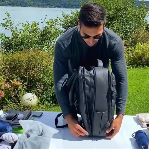 Du vet känslan , du ska bara bort en helg, men väskan känns som ett helt flyttlass. Du försöker trycka ner datorn mellan skorna och laddaren fastnar i dragkedjan. Möt kabinryggsäcken som förändrar sättet du reser på och som till och med uppfyller kabinmåtten. Smidig nog för att följa med ombord, rymlig nog för allt du behöver och smart organiserad så att varje sak har sin plats. Facket för datorn? Skyddat och lättåtkomligt. Pass, biljetter, kläder och laddare - allt på sin plats, alltid inom räc