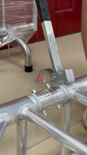This hammer solves the problem of difficulty in removing pins during truss disassembly.