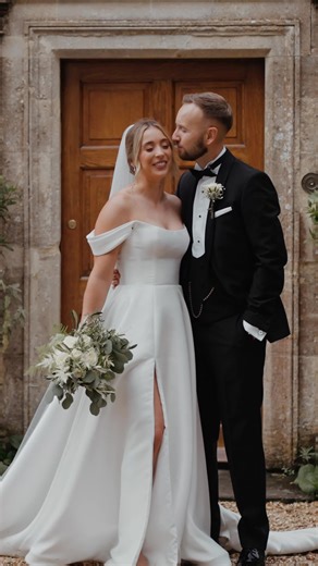 Rachel & Tom’s wedding at The Great Tythe Barn (@thegreattythebarn) was a beautiful blend of romance, rustic charm, and heartfelt family moments. 🌿 With 53 of their closest guests gathered inside the barn, their day was filled with laughter, love, and a touch of magic. ✨ From emotional first looks with Rachel’s dad and bridesmaids, to the surprise gift Tom received on the morning of the wedding, every detail held meaning. 💍 Rachel styled all of the rustic décor herself: terracotta pots, woven 
