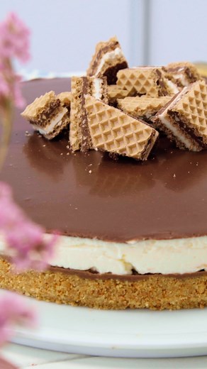 🎂🍫 Die Knoppers-Torte kannst du jetzt ganz einfach und ohne Backen zaubern! Sie ist der absolute Wahnsinn! Die Mascarpone-Creme-Füllung und die Schokoglasur machen sie genauso unwiderstehlich wie den knusprige Riegel. 🥰 Halt dich fest, hier kommt das Rezept: https://www.einfachbacken.de/rezepte/knoppers-torte-sooo-cremig-ohne-backen #torte #kuchen #backen #einfachbacken | einfach backen