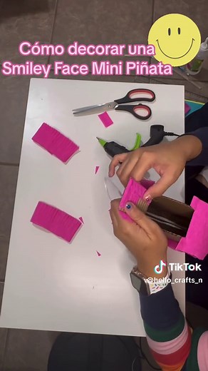 Hola! Te muestro cómo decorar la Mini Smiley Face Piñata 😃🩷😃💛😃🩵😃 muy lindas y sencillas para festejar a nuestros niños 👧🏻👶🏻👦🏻 Los materiales que utilizarás son: ~ Papel crepé o china (seda) que tú elijas, yo escogí rosa mexicano ~ Barras de silicon ~ Silicon líquido ~ Foamy, vinyl o cartulina negra ~ Pistola de silicon ~ Tijeras ~ Regla y Lápiz Es muy sencillo decorarla y puedes aplicar cualquier tipo de expresión a tu carita, solo ten cuidado al manipular el silicon caliente, para 