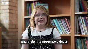 Lucy-Marie tiene síndrome de Tourette, un trastorno que causa que una persona produzca gestos y sonidos involuntarios. Vivir así no es fácil, ya que puede hacer, por ejemplo, que digas palabrotas en público. Pero escribir un libro sobre ello, le ha sido de mucha ayuda. | BBC News Mundo