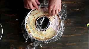 90K views · 167 reactions | CIAMBELLA SENZA COTTURA ALLA PANNA E FRAGOLE: Una torta golosa con pavesini soffice che si scioglie in bocca, ricetta senza cottura <3 https://blog.giallozafferano.it/statusmamma/ciambella-alla-panna-e-fragole/ | Status Mamma - Una mamma tra i fornelli ricette | Facebook
