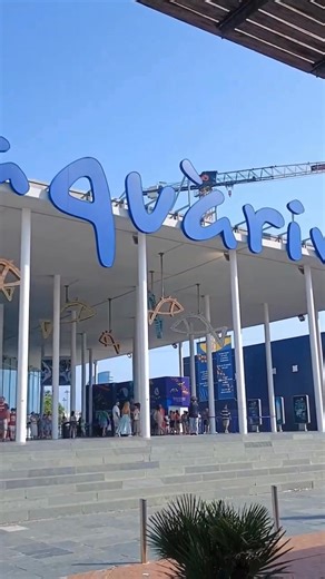 Aquàrium Barcelona. Buenas tardes desde Barcelona Bona Tarda - Good afternoon - Bonsoir - Buon pomeriggio - Guten Tag- Boa tarde - Добрый день - Dzień dobry - Goedemiddag - こんにちは- Buna ziua - Доброго дня - Καλό απόγευμα El Aquàrium de Barcelona está situado en el Port Vell es el centro más importante del mundo en temática mediterránea. Su tanque principal (Oceanario) es el más espectacular de Europa, con unos 36 m de diámetro, 5 m de profundidad y casi 3,7 millones de litros de agua salada. Disp