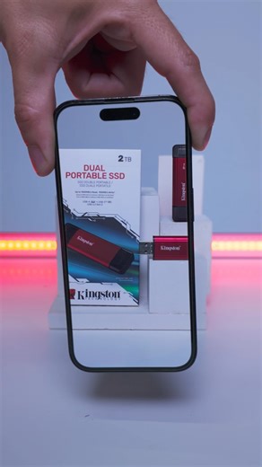 💫 Kingston 雙介面行動固態硬碟 搭載 USB Type-A 和 Type-C 雙接頭 一頭連接工作，一頭連接生活 輕鬆跨裝置傳輸檔案，就選金士頓 👉 kings.tn/SPSD #Kingston #DualPortableSSD | Kingston Technology