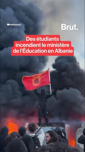 Des étudiants incendient le ministère de l’Éducation en Albanie pour dénoncer l'insalubrité des universités et les frais de scolarité trop élevés.