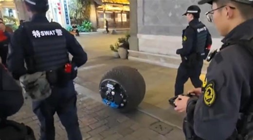 Une boule amphibie et tout-terrain équipée de tout un arsenal: la Chine teste son premier robot policier