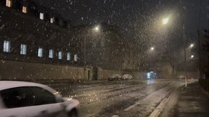 2.5K views · 729 reactions | Il neige à Angers ce jeudi soir ❄️➡️ https://www.ouest-france.fr/meteo/neige/il-neige-dans-plusieurs-communes-de-maine-et-loire-prudence-sur-les-routes-c0d1df58-c636-11f0-ae43-bd19d28cf441 | Ouest-France Angers | Facebook
