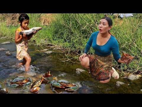 Catch crabs and snakehead/ Boiled snakehead spicy & Cooking crabs with egg quail for dinner