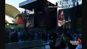 Bruce Springsteen calls himself an ’embarrassed American’ before Australian show