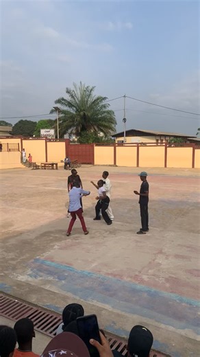 Elle c’est carrément le gros volume kieee les élèves là 🤣🤣 c’était même pour dire quoi ? @Gaby-spam🫦 tu danses hein ✅ mais le dj nous a eu. #lycéeraymondboukat