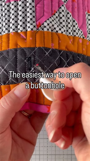 Jessica Steele | Modern Sports-Inspired Quilt Patterns on Instagram: "And it works through two layers of fabric + foam stabilizer 🙌🏻 Comment HOOP IT and I’ll DM you my free quilted basketball hoop pattern to try it out #sewingtips #quiltedbasketballhoop #freesewingpattern"