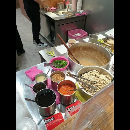 老闆不小心打翻甜不辣變在地美食，【大狗麵線新埔店】沒有24小時了，改早上8:00～凌晨3:00
