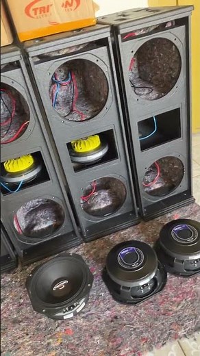 Caixas line array quase prontas, já com a manta acústica. Médio triton , titânio Eros ,