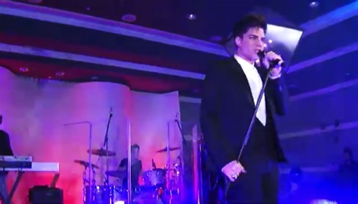 亚当兰伯特 Adam Lambert 超帅西装现场，迷人的脆弱感