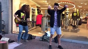 Brilliant Spanish busker Borja Catanesi (themusicman.uk/borja-catanesi) and these great young guys just passing by showing great dance moves. Borja brings fun & happiness everywhere he goes! Check him out: facebook.com/borjacatanesi & youtube.com/c/BorjaCatanesi/ For more great videos go to: themusicman.uk | The Music Man