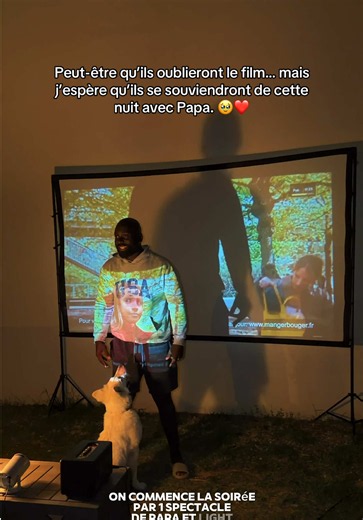 Un jour, ils seront grands… et ces moments-là n’existeront plus comme aujourd’hui. 🥹❤️ Alors ce soir, avec @mamapoule , on a décidé de leur fabriquer un souvenir. Un trampoline transformé en lit géant, des couvertures, des oreillers, un vidéoprojecteur, leurs dessins animés préférés, des bonbons, du popcorn… et une nuit à la belle étoile avec Papa. 🌙✨ Mais le plus beau dans tout ça, ce n’était ni le cinéma, ni les friandises… C’était leurs yeux quand ils ont découvert la surprise. 🥹 Les voir 
