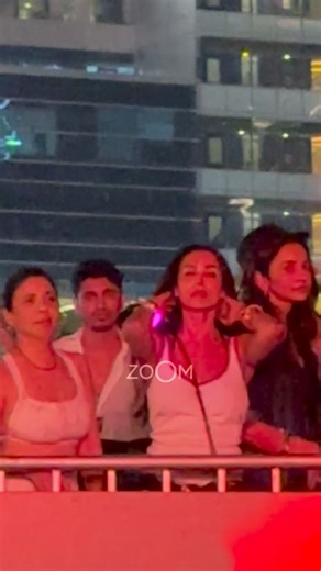 Malaika Arora, Rakul Preet Singh and Jackky Bhagnani vibe to Bailando at Enrique Iglesias’ Mumbai concert ❤️ enrique iglesias mumbai, enrique iglesias concert, enrique iglesias live, mumbai concert, enrique iglesias fans | Zoom TV