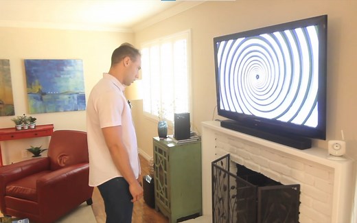 Smith医生打开电视，用里面播放的内容催眠好奇的Sage，使其陷入催眠状态并听从命令行事