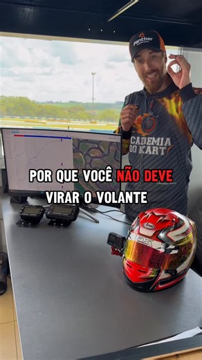 Academia do Kart on Instagram: "Você já reparou quanto vira o volante ou pilota no automático? 🤔 Nesse vídeo eu falo de um erro muito comum que quase ninguém percebe: virar demais o volante achando que isso faz o kart fazer curva mais rápido. Na teoria eu já sabia disso. Mas, sendo bem sincero, demorei pra acreditar… Só entendi de verdade quando comecei a analisar minha telemetria 📊 As vezes mesmo sabendo, nós pilotos somos teimosos… mas os dados e o cronômetro não mentem. Quando o ângulo de v