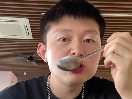 上个星期当的男主角今天在课上都播出了，老师夸奖我说演的不错。演戏不是撒撒水吗～毕竟是大明星哈哈哈哈哈#大学生活