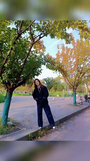 世界那么大，有人替你解围，有人给你难堪，有人弃你如泥，有人揣着私心让你大度，有人端着明白搪塞你的委屈，更有人站在自己的立场指责你的不迁就。成年人的大彻大悟，都是从经历痛苦才开窍，人只有认清人性，才能看清现实。#户外散步 #落叶🍂 #久违的太阳