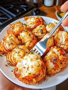 🦞🥂 Garlic Herb Butter Lobster Bites Juicy, buttery, and the ultimate seafood appetizer idea. 📝 Ingredients: 8 small lobster tails, split in half 6 tbsp unsalted butter, melted 4 cloves garlic, finely minced 2 tbsp fresh parsley, chopped | Tasty & Easy Recipes