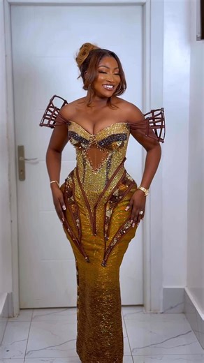 Moments with Kojo on Instagram: "Her presence completes the story — kente, confidence, and a woman who carries both effortlessly. Meet @affua_agyemanbadu . Sister of the bride"