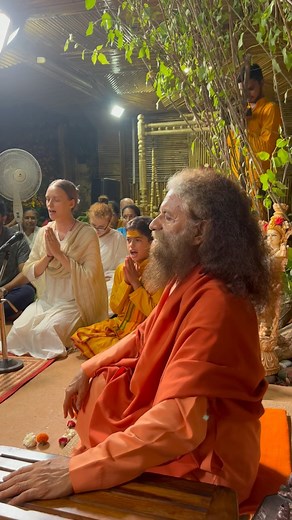 Recitation of the Patanjali Yoga Sutras with Kamala and Jhanvi of @samadhi.collective and our Parmarth Rishikumars admist the august and blessed presence of Param @pujyaswamiji and beloved and respected @kailashkher ji for an unforgettable #guruvandana that was historic to say the least and amongst the bhajans and kirtans these sacred sutras rang through the ashram. . . . . . #yoga #patanjali #patanjaliyogasutras #yogasutrasofpatanjali #yogainrishikesh #yogaforall #yogaforhumanity #yogainspirati