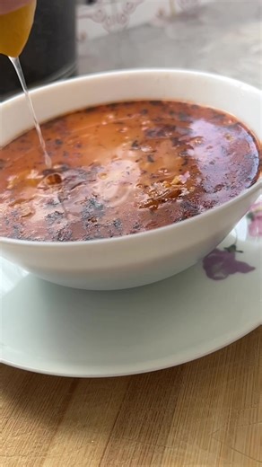 Ingrédients : 2 Cas de lentilles rouge 2 Cas de riz 2 Cas bourgul 1 oignon 2 Cas de smen ou beurre 1 Cas de tomate concentrée Saisonnier avec du : Sel paprika curcuma à la fin mettez une Cas de menthe dans une Cas de smen et rajouter le mélange après le réchauffer dans la marmite du chorba . ##CapCut##cuisine##foryoupage❤️❤️##ideerepas##ideerecette