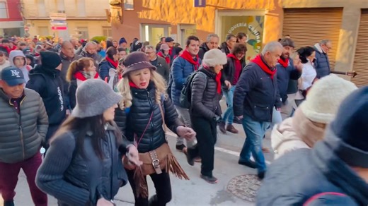 Numerosas personas acompañan a La Santa en el itinerario de regreso a su ermita de Sierra Espuña a pesar de las bajas temperaturas matinales. Vecinos, fieles y devotos de la Patrona, Santa Eulalia de Mérida, arropan a la joven mártir en esta jornada de fe, tradición y convivencia. 🎊🎼🫶🏻🌹🚶🏻‍♀️‍➡️❄️🎵⛪️🥘🎶🙏😍🚶🏽‍➡️🎉 ▶️ https://www.totana.es/noticia.asp?cat=26989 | Ayuntamiento de Totana