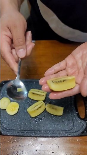 How to Eat a Kiwi Easily / How to Eat a Kiwi Neatly