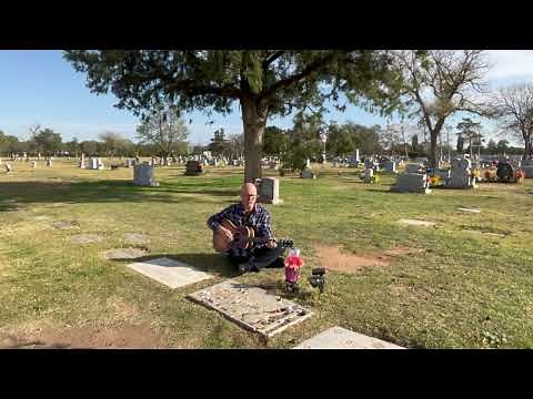 A song at Buddy Holly's grave - 'Crying, Waiting, Hoping' - Acoustic Guitar Cover