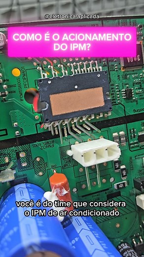 Muita gente acha que o IPM é “inteligente”, mas ele não toma decisão nenhuma. Quem realmente comanda o acionamento do compressor é o microcontrolador. Como o MCU não tem corrente suficiente para acionar os IGBTs, entra o gate driver fazendo a interface entre o microcontrolador e o IPM. É essa combinação que permite controlar o compressor e regular a temperatura com precisão. ⚡❄️ #inverter #refrigeracao #ipm #eletronicaaplicada #fontechaveada | Eletrônica Aplicada