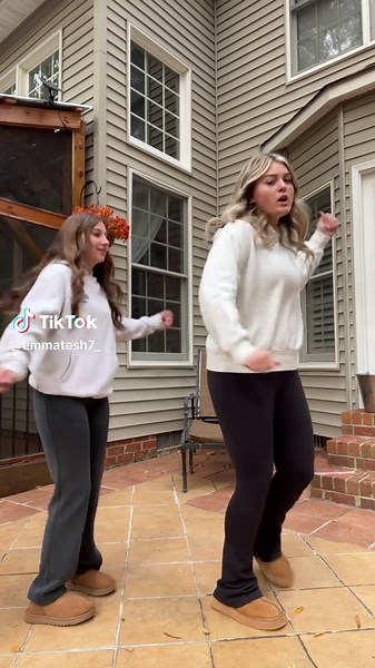 Dance Moves with Friends: Fun Left and Right Challenge