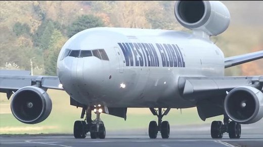 麦道MD-11尾翼带有一发引擎的飞机起飞过程，感觉空气都雾化了
