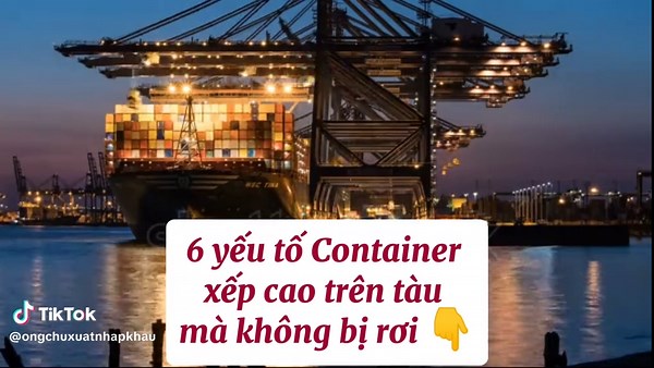Container xếp cao trên tàu biển mà không bị rơi là nhờ 6 yếu tố sau: 💁 1. Thiết kế chuyên dụng của tàu container: Tàu container được thiết kế đặc biệt để chở hàng hóa xếp chồng lên nhau. Chúng có các rãnh và khe (cell guides) dọc theo thân tàu, giúp cố định container theo chiều dọc và ngang, ngăn chúng dịch chuyển. 2. Hệ thống khóa container (twist locks): Các container được liên kết với nhau bằng twist locks, là thiết bị khóa chắc chắn ở các góc của container. Khi xếp chồng, twist locks khóa c