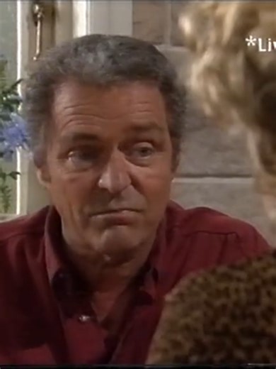 Aaron finds out that Justine is back on drugs. Casey hides out on her own, positive the world hates her. Fisher receives a publishing contract. 2183 #theearlyyears #homeandaway