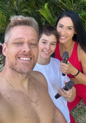 Hoje a homenagem é cantando, porque só dizer “eu te amo” estava fácil demais! 🎤🤣 Nós te amamos muito, Murilo! Que sorte a nossa dividir a vida com você. ❤️ Feliz Dia dos Pais, simpaticão! 😂❤️ #felizdiadospais #diadospais #teamamos #fyp