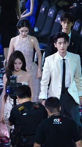 ได้กลิ่นความปังของซีรีส์ ชายาเคียงหทัยลอยมาแต่ไกลเลยค่ะ เคมีพระนางดีขนาดนี้ มามุงกันเถอะ 📍งาน Tencent Starlight Awards 2025 [21.12.2025] #เฉิงเหล่ย #ChengLei #丞磊 #ไป๋ลู่ #BaiLu #白鹿 #ชายาเคียงหทัย #莫离 #TENCENTVIDEOALLSTARNIGHT2025 #cdrama #ChengLeiThailandFanpage | เฉิงเหล่ย 丞磊 Cheng Lei Thailand Fanclub