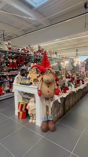 🎄 Ambiance de fête garantie ! Plongez dans la magie de Noël avec nos décorations chaleureuses et nos accessoires qui font toute la différence. C’est le moment d’illuminer votre intérieur ! #noëlapproche #deconoel #superumarignier | Super U Marignier