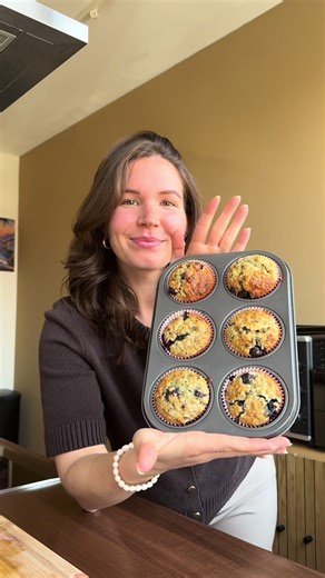 BLUEBERRY MUFFINS 🫐🧁 | Geraffineerde suikervrij ✨✅ De laatste tijd ben ik obsessed met de blueberry muffins en het liefst eet ik ze elke dag. Daarom ga ik meestal op zoek naar een gezonder receptje zodat ik ze lekker kan blijven eten :) 9 muffins | C.a. 235 kcal per muffin 🧁 Ingrediënten Natte ingrediënten - 2 rijpe bananen - 2 eieren - 60ML maple syrup - 30ML olijfolie Droge ingrediënten - 100 gram havermout - 120 gram bloem - 1 theelepel bakpoeder - 60 gram blauwe bessen - op gevoel 100% ca