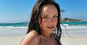Larissa Manoela chama atenção ao usar biquíni branco na praia