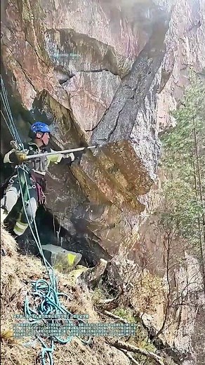 突き崩し落とす：崖の危険岩を取り除く山地安全作業
