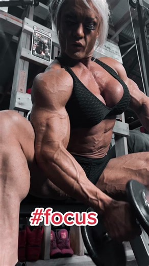 Pure concentration 🔥 #focus #concentration #biceps #workout #training #motivation #curls #fit #fittok #slowmo #twitch #switch #fast #saturday #weekend #trending #fyp