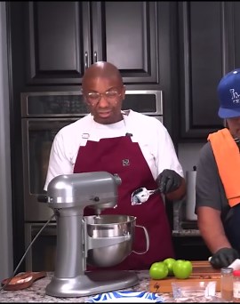 Super Yummy Apple Caramel Cheesecake Recipe!