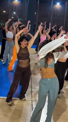 💃🕺 September – Earth, Wind & Fire ¡Uno de los temas más elegidos para bailar en todo el mundo! 🔥 🎧 Escuchalo y sentí el ritmo 🕺 No necesitás coreografía complicada, lo importante es la energía y el groove 😎 👉 Paso básico (fácil) Paso a la derecha 👣 Paso a la izquierda 👣 Mové los hombros al ritmo 🎶 Acompañá con palmas 👏 👉 Movimiento clave Balanceo del cuerpo suave Rodillas flexionadas Movimiento natural, relajado 👉 Es más sentir la música que marcar pasos exactos 👉 En el estribillo 