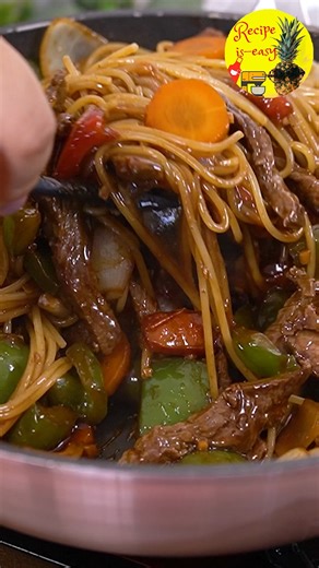This Chinese-style noodles tastes just like takeout 🥡🍜 Fast, saucy, and restaurant-level flavor 😮🔥 📌 Ingredients: 🥩 14 oz beef 🧅 1 onion 🥕 1 carrot 🧄 garlic 🍅 1 tomato 🫑 1 green bell pepper 🥢 soy sauce (2.7 fl oz) 💧 water (6.8 fl oz) 🌽 cornstarch (2 tbsp) 🍜 noodles (7 oz) 🧂 salt, pepper, paprika 👩‍🍳 How to make it: watch the video. | Recipe is easy