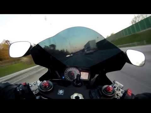 時速300kmで高速道路を激走するバイク野郎